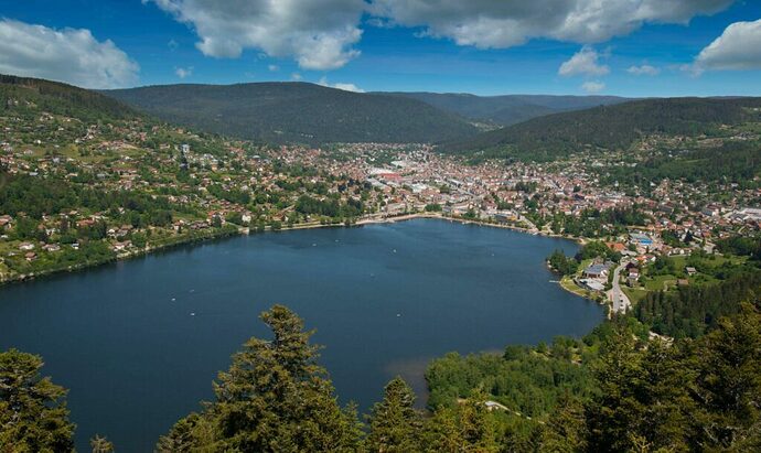 le-lac-de-gerardmer-dans-les-paysages-des-vosges-1024x610